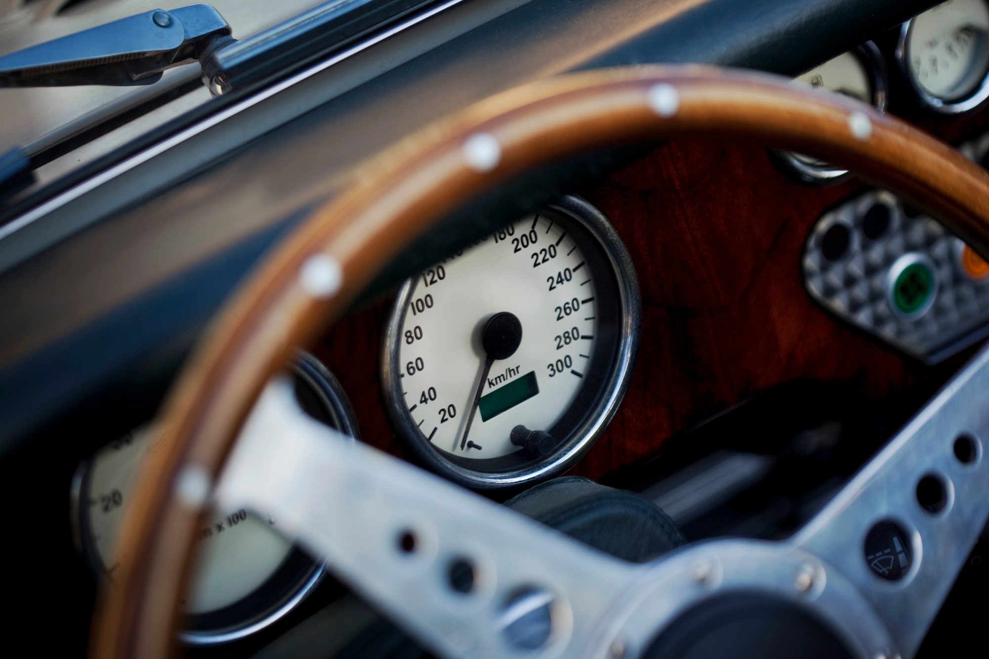 Steering wheel and dashboard